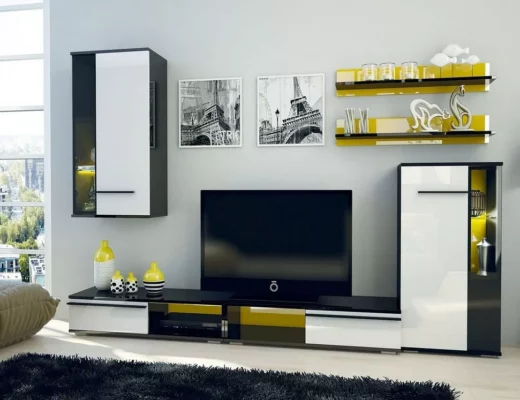 Hochglanzmöbel Trends 2025 – moderne Wohnwand im Wohnzimmer in Schwarz-Weiß mit gelben Akzenten, TV-Board, Hängeschränken und Deko.