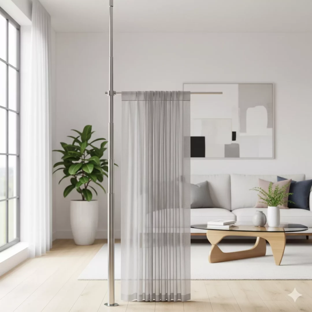 Elegante Teleskopstange mit transparentem Vorhang als stilvoller Raumteiler in modernem, lichtdurchflutetem Wohnzimmer.