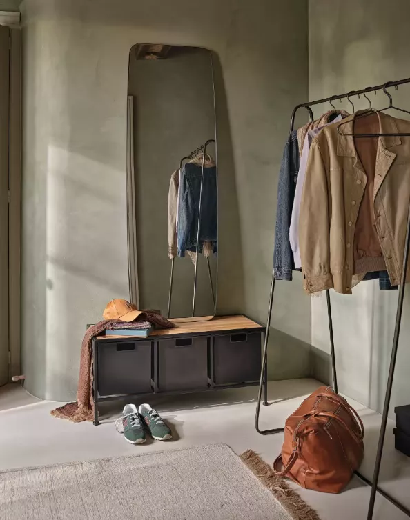 Praktisch und stilvoll: Industrial-Möbel von Maison du Monde bringen Ordnung und urbanen Charme in euren Eingangsbereich.