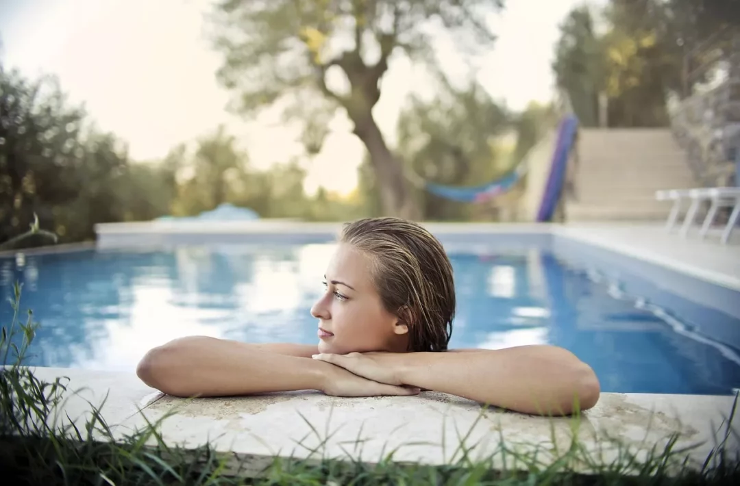 Frau entspannt im Pool vor dem Einwintern – Pool winterfest machen und richtig vorbereiten