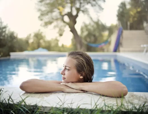 Frau entspannt im Pool vor dem Einwintern – Pool winterfest machen und richtig vorbereiten