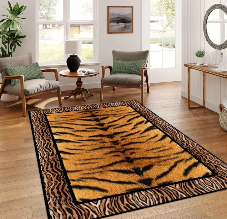 Animal Print im Interieur: rechteckiger Tigermuster-Teppich in warmen Orangetönen in einem hellen Wohnzimmer mit zwei grauen Lounge-Sesseln, Holzfußboden und schmalem Konsolentisch.
