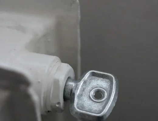 „Entlüftungsventil eines Heizkörpers mit eingesetztem Entlüftungsschlüssel – Vorbereitung zum Heizung entlüften.