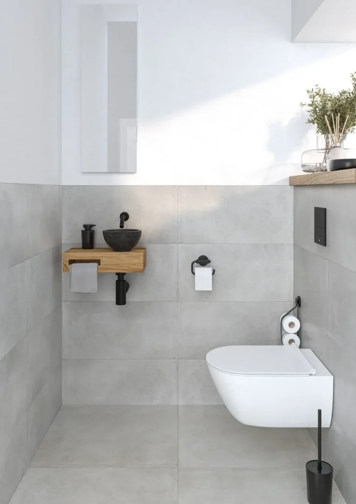 Moderne wandhängende Toilette in hellem Badezimmer