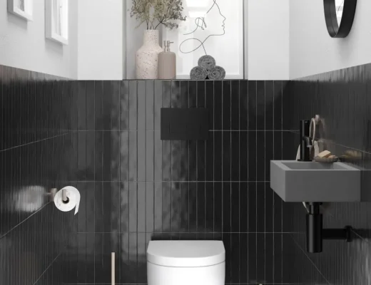 Zeitgemäßes WC in modernem Bad mit dunklen Akzenten