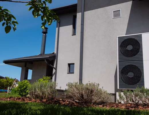Außeneinheit einer modernen Luft-Wasser-Wärmepumpe an einem Einfamilienhaus, relevant für die Förderung Wärmepumpe 2026