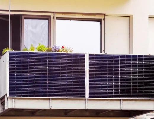 Balkonkraftwerk mit Solarmodulen und Blumen