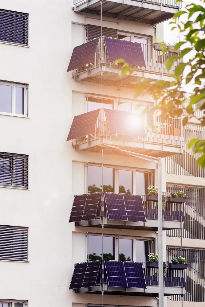 Balkonkraftwerk bis 7000 W Balkonkraftwerk auf einem Balkon