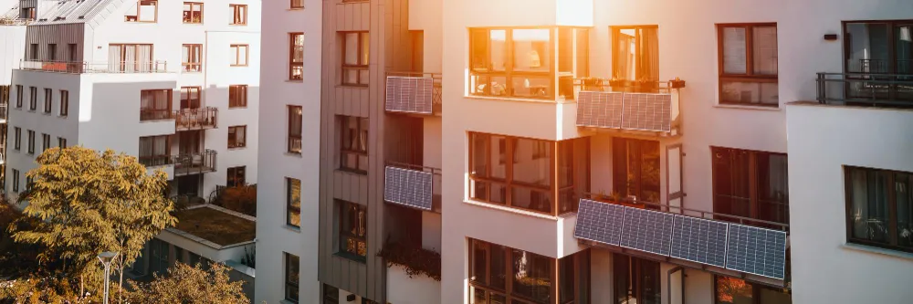 Balkonkraftwerke an einem Mehrfamilienhaus Mehrfamilienhaus mit Balkonkraftwerken