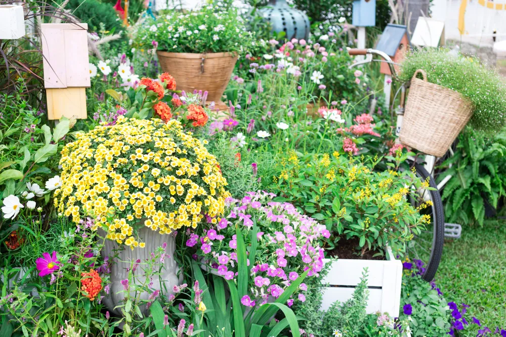 Bunter insektenfreundlicher Garten mit Blumen, Nistkästen und dekorativen Elementen