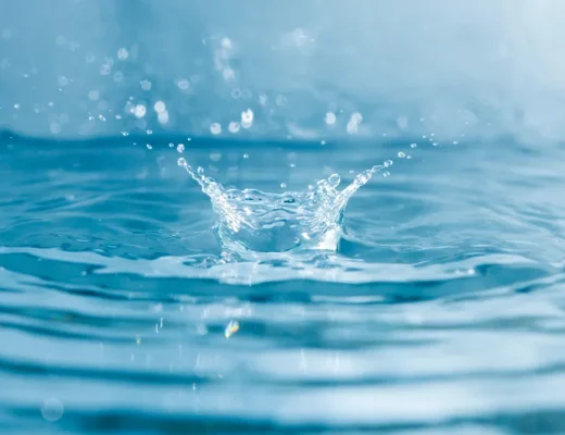Wassertropfen auf blauen Wasser