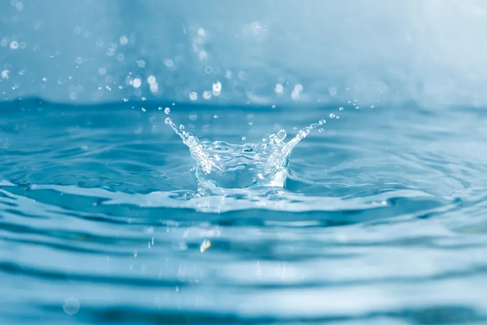 Wassertropfen auf blauen Wasser