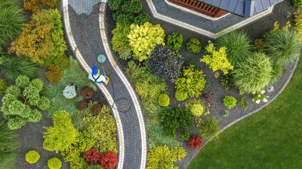 Moderner naturnaher Garten mit Kiesflächen, Gräsern und Sträuchern