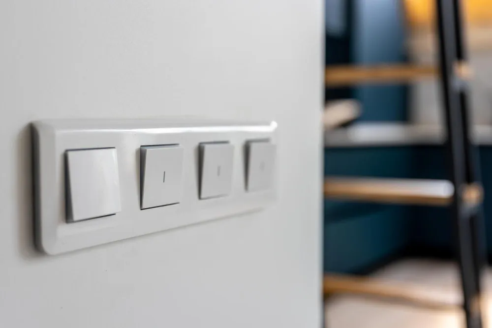 Ein modernes Smart-Home-Schaltpanel an einer weißen Wand